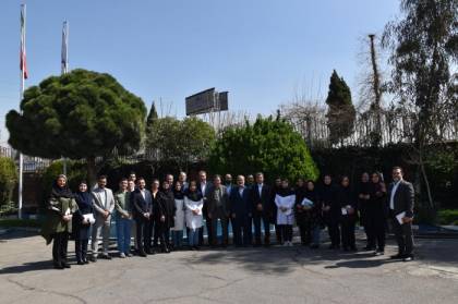 عکس دسته جمعی تیم مدیریتی رازک پس نشست پایان سال شورای مدیران۱۴۰۱